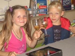 die Mädchen feiern die gelungene Überfahrt